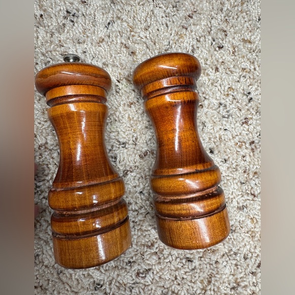 Baribocraft Salt & Pepper Mill Grinder 5.5” Wood Stain and Whale napkin holder - Picture 5 of 11